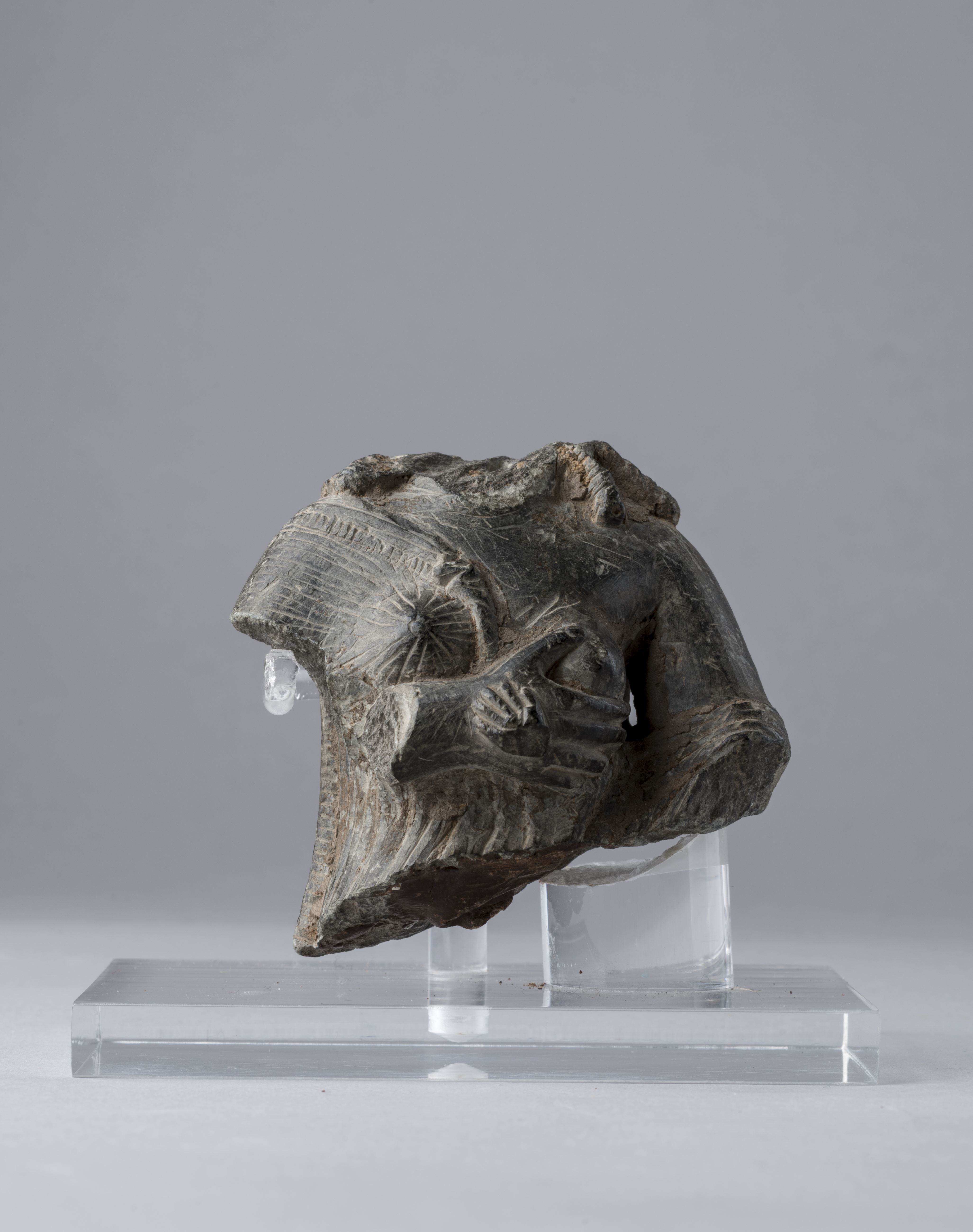 Isis allaitant Horus — fragment en grauwacke (Turin)