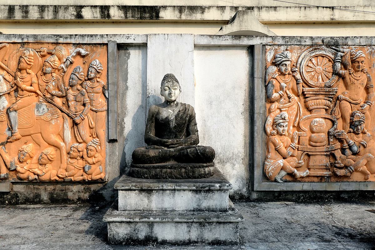 Bouddha : une méthode humaine, face à un salut divin