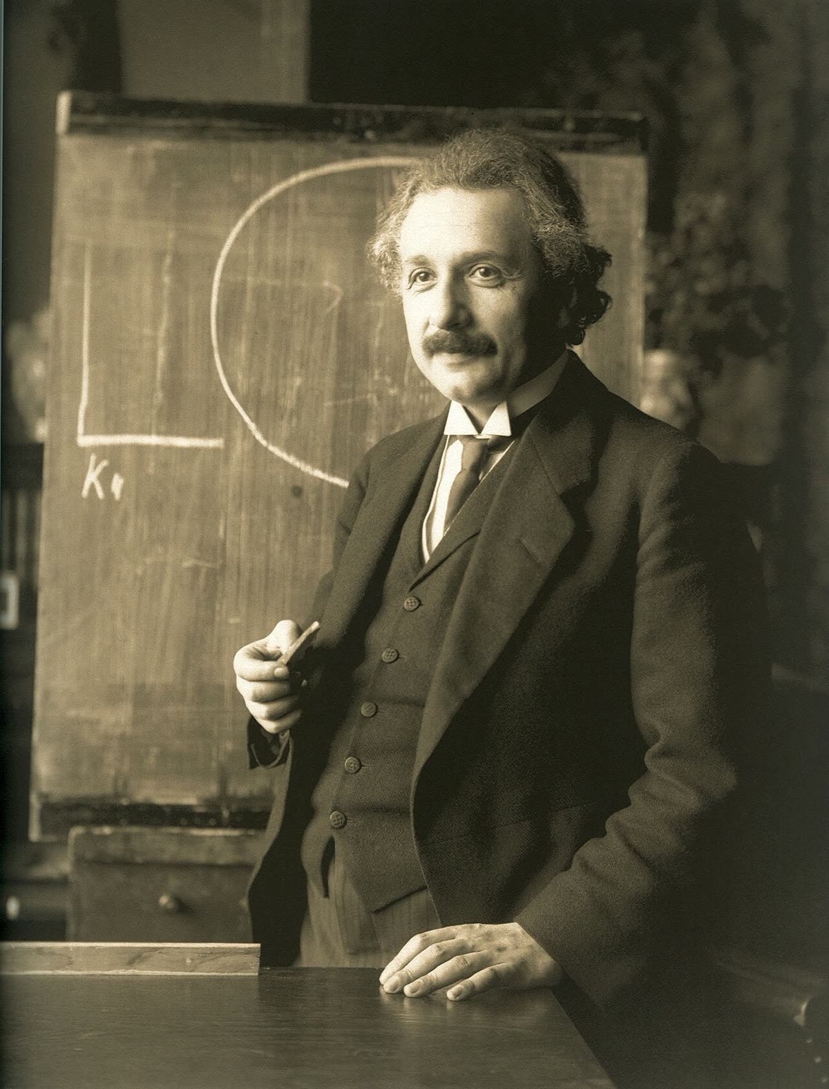 Einstein : découvrir les lois, ou les écrire ?